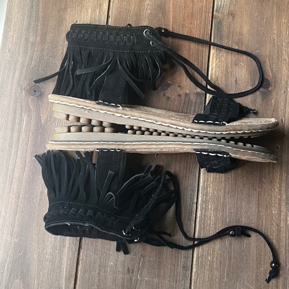 Minnetonka Fringe Lace-up Sandal Sz:6